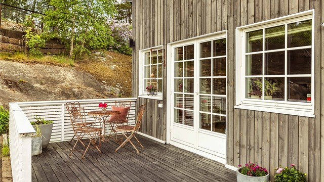Terrassen er på 11 kvm med terrassebord og gode muligheter for møblering. Her er det plass til en mindre sittegruppe, perfekt for morgenkaffen eller hyggelige måltider utendørs.