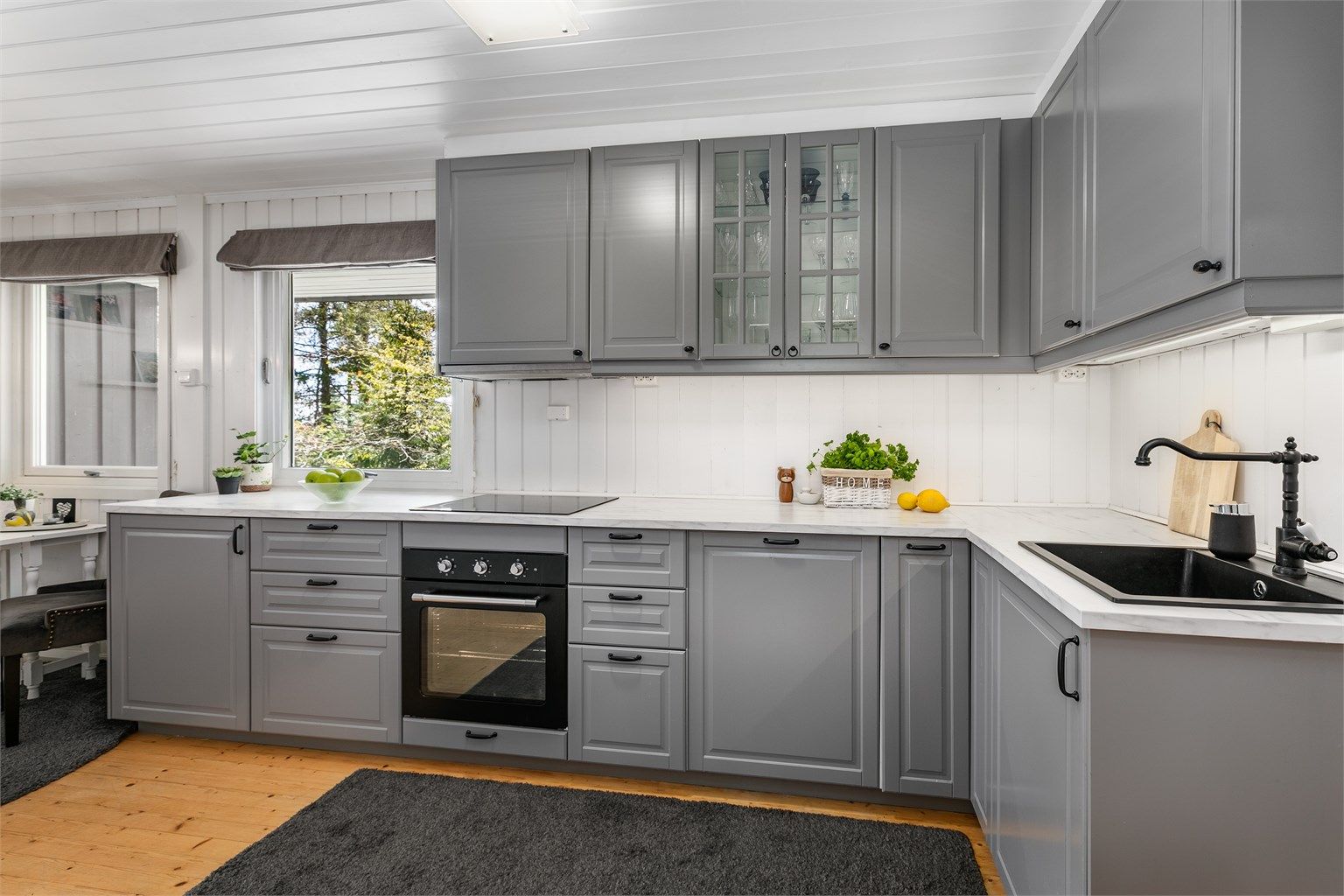 Kjøkkeninnredningen er en velholdt løsning fra IKEA, installert i 2019.