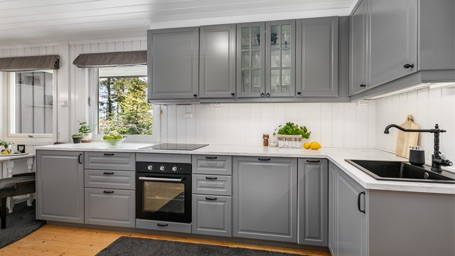 Kjøkkeninnredningen er en velholdt løsning fra IKEA, installert i 2019.