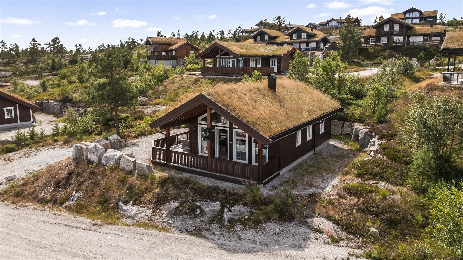 Taket er tekket med tradisjonell torv, som glir fint inn i fjellandskapet.