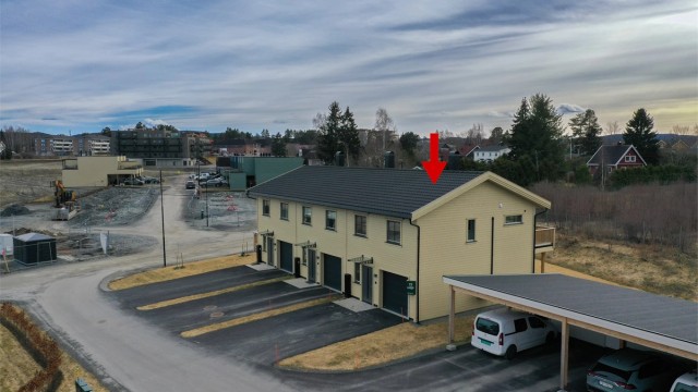 Velkommen til Langryggen 6, et moderne enderekkehus fra 2024 i et barnevennlig område.