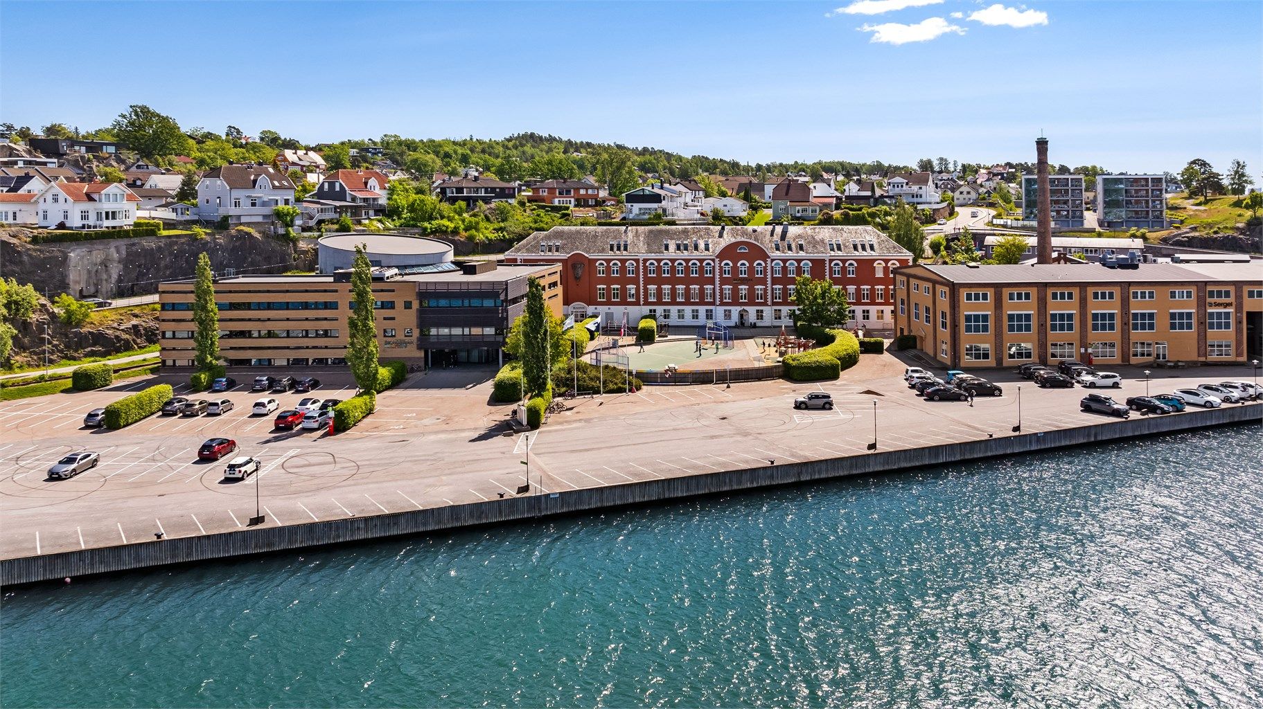 Skagerak International School, samt treningssenteret MOVA på Framnes brygge. 