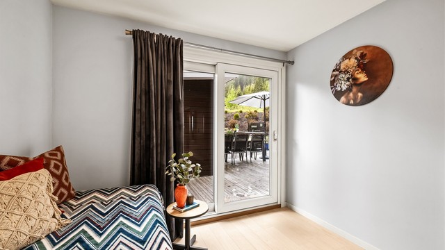Det tredje soverommet i hovedetasjen har direkte utgang til terrasse via dør fra 2019.