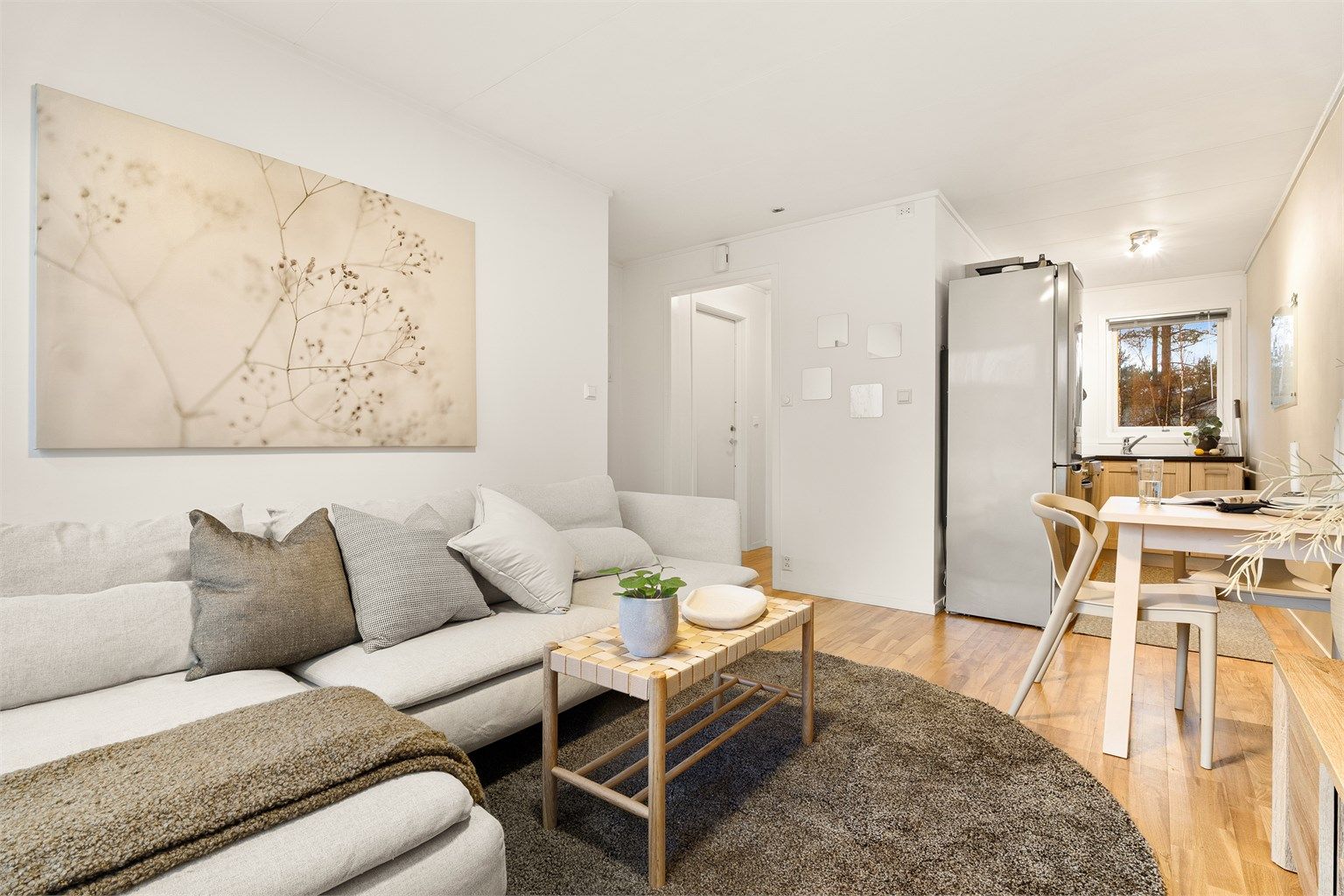 Leiligheten fremstår som lys og innbydende og har en meget god planløsning. 