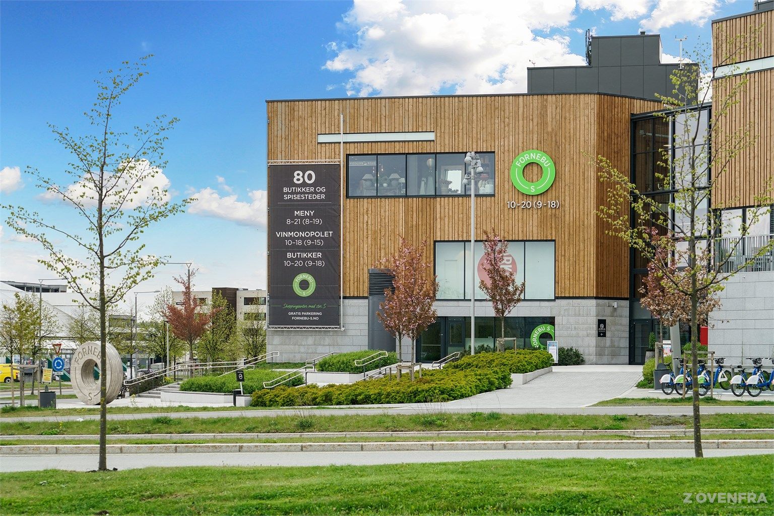 Nærhet til Fornebu S med et rikt utvalg butikker og spisesteder. Her finner du også treningssenteret SATS