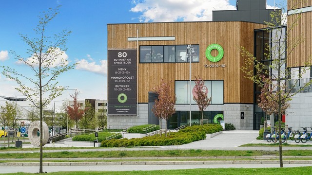Nærhet til Fornebu S med et rikt utvalg butikker og spisesteder. Her finner du også treningssenteret SATS