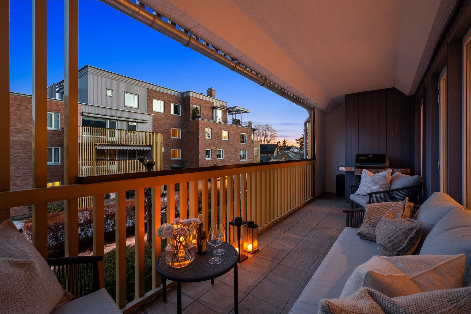 Den delvis overbygde balkongen gir ly for vær og vind.