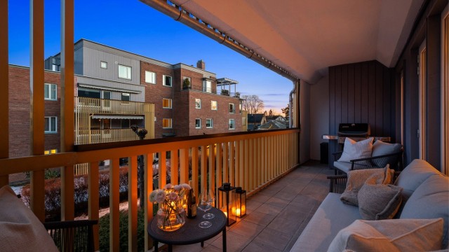 Den delvis overbygde balkongen gir ly for vær og vind.