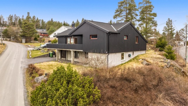 Eiendommen ligger på en svakt skrånende tomt som er opparbeidet med asfaltert gårdsplass, gressplen og naturtomt. Yttertaket er tekket med Decra takplater fra 2012.