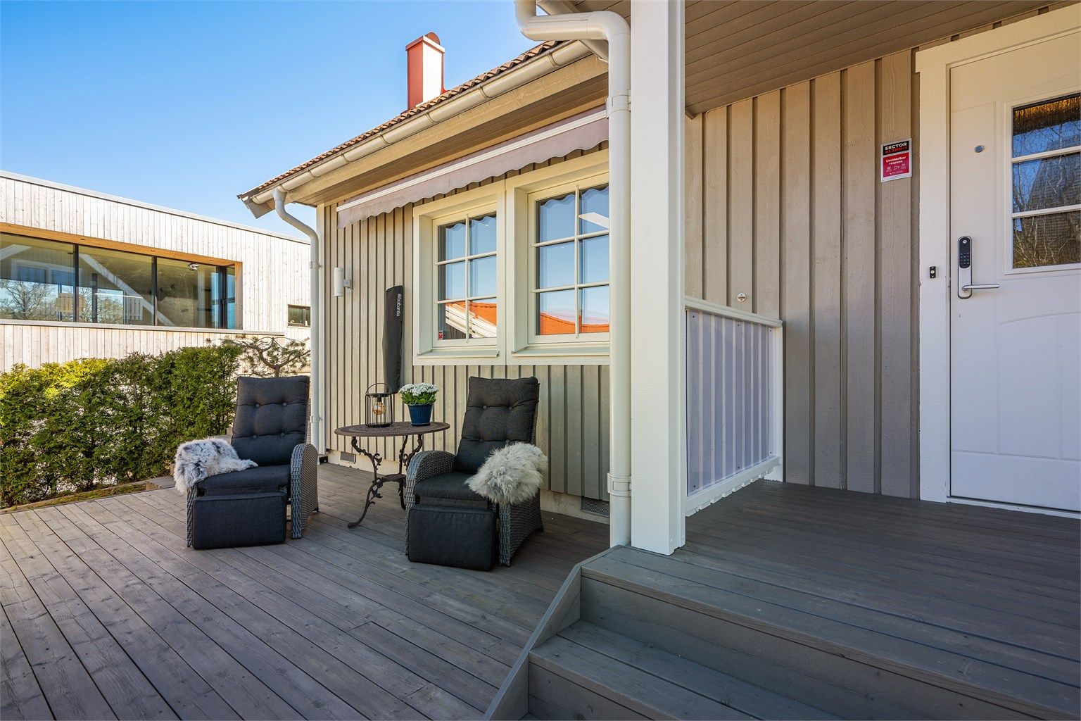 Markterrassen ved inngangspartiet er en del av et samlet terrasseareal på 49 m².