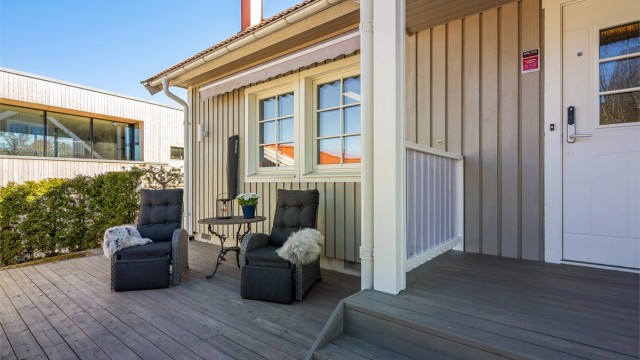 Markterrassen ved inngangspartiet er en del av et samlet terrasseareal på 49 m².