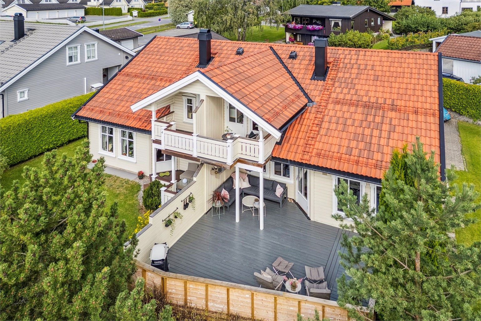 Velkommen til Fribeten 14A! Pen og velholdt familiebolig med god beliggenhet innerst i blindvei på Solvang. 