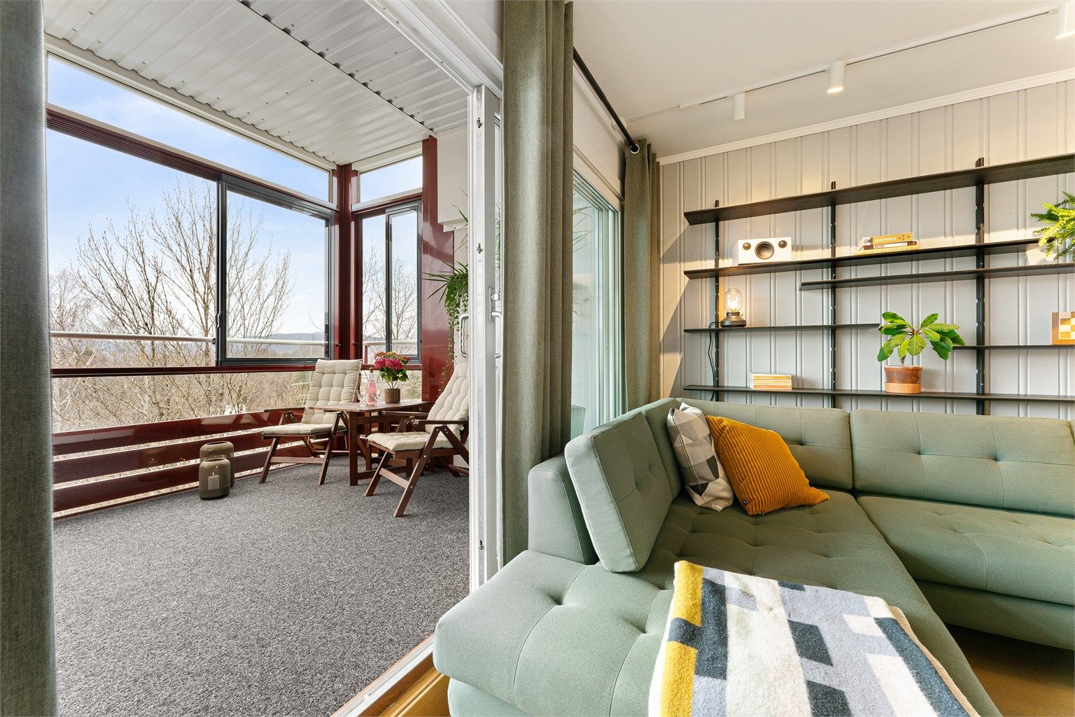 Balkongen er utstyrt med både utebelysning og stikkontakt, noe som øker bruksmulighetene.