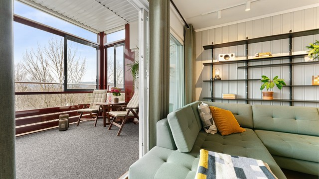 Balkongen er utstyrt med både utebelysning og stikkontakt, noe som øker bruksmulighetene.