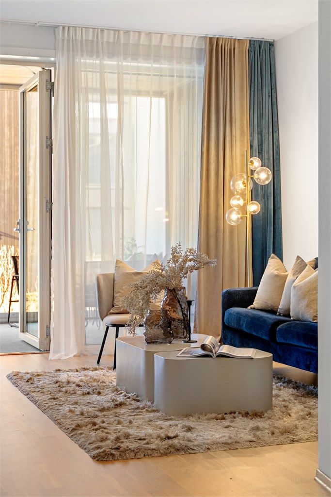 I stue og kjøkken er det enkelt å møblere med både salong og spisebord. Det er lyse slette vegger og fine gardiner hengt opp, som gjør rommet ekstra trivelig. Disse kan medfølge leiligheten om ønskelig. 
 