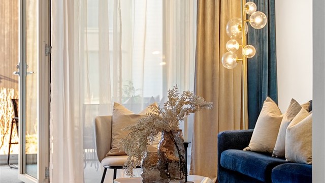 I stue og kjøkken er det enkelt å møblere med både salong og spisebord. Det er lyse slette vegger og fine gardiner hengt opp, som gjør rommet ekstra trivelig. Disse kan medfølge leiligheten om ønskelig.