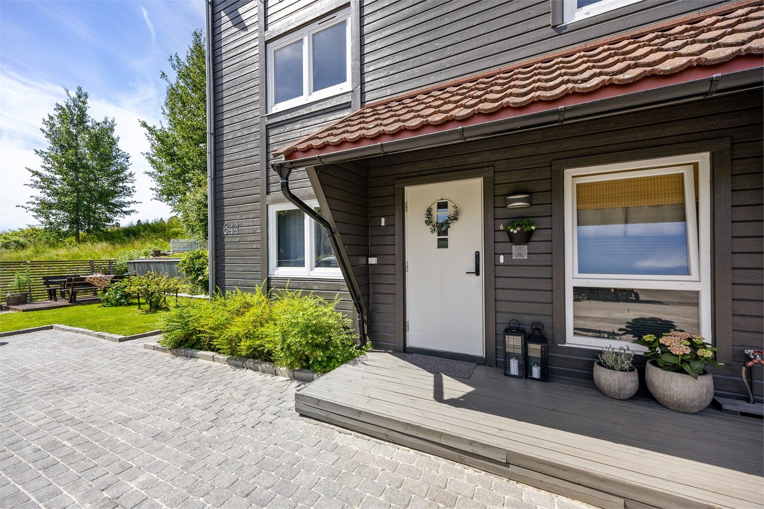 Inngangspartiet har en terrasseplatting på ca. 6 m².