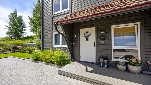 Inngangspartiet har en terrasseplatting på ca. 6 m².