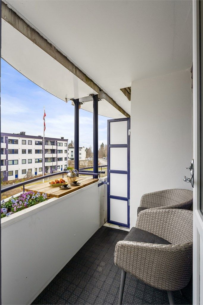 Balkongen på 3 m² har plass til en liten sittegruppe.