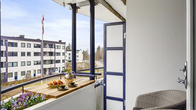Balkongen på 3 m² har plass til en liten sittegruppe.