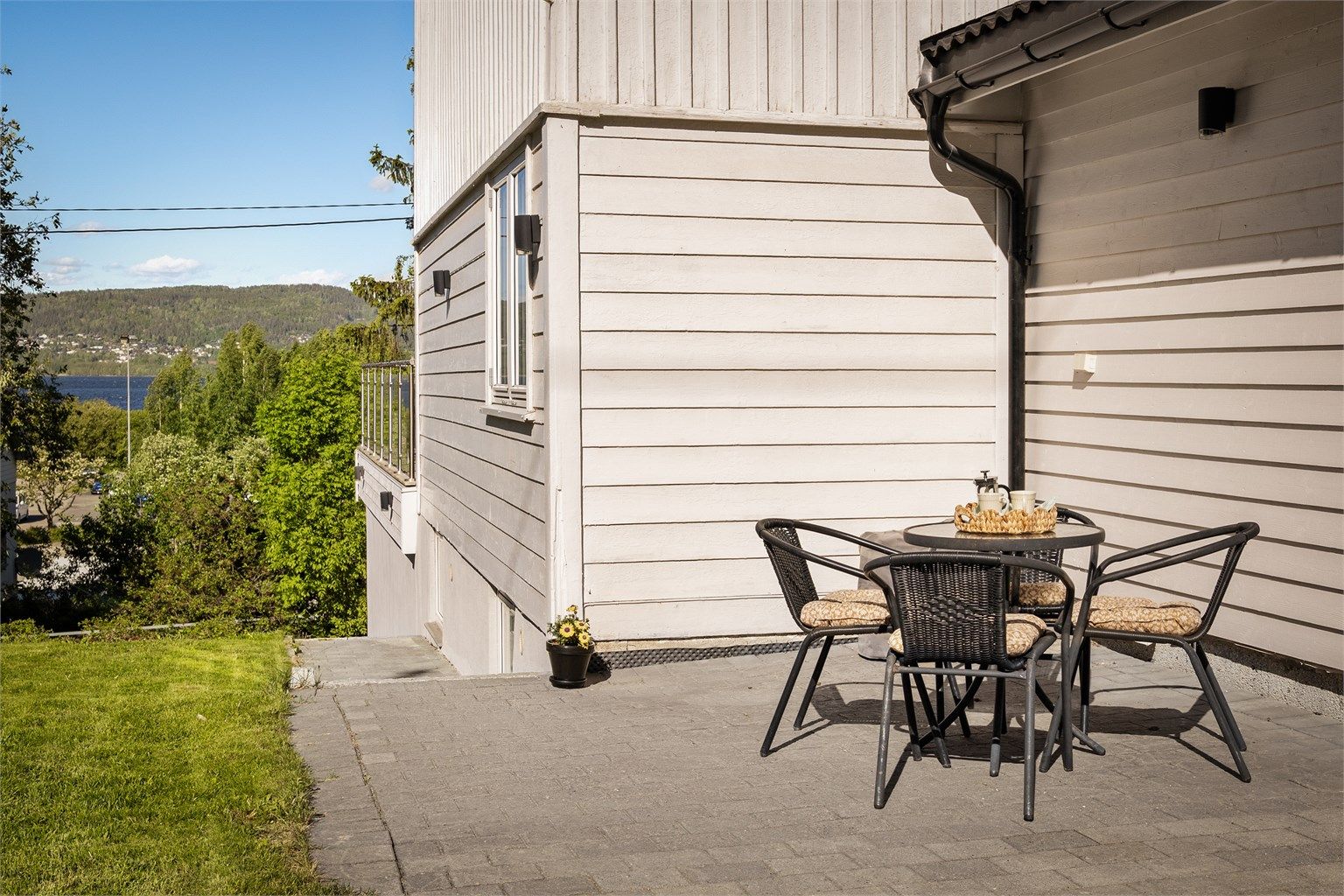 Uteplasser ved inngangspartiet er belagt med belegningsstein.