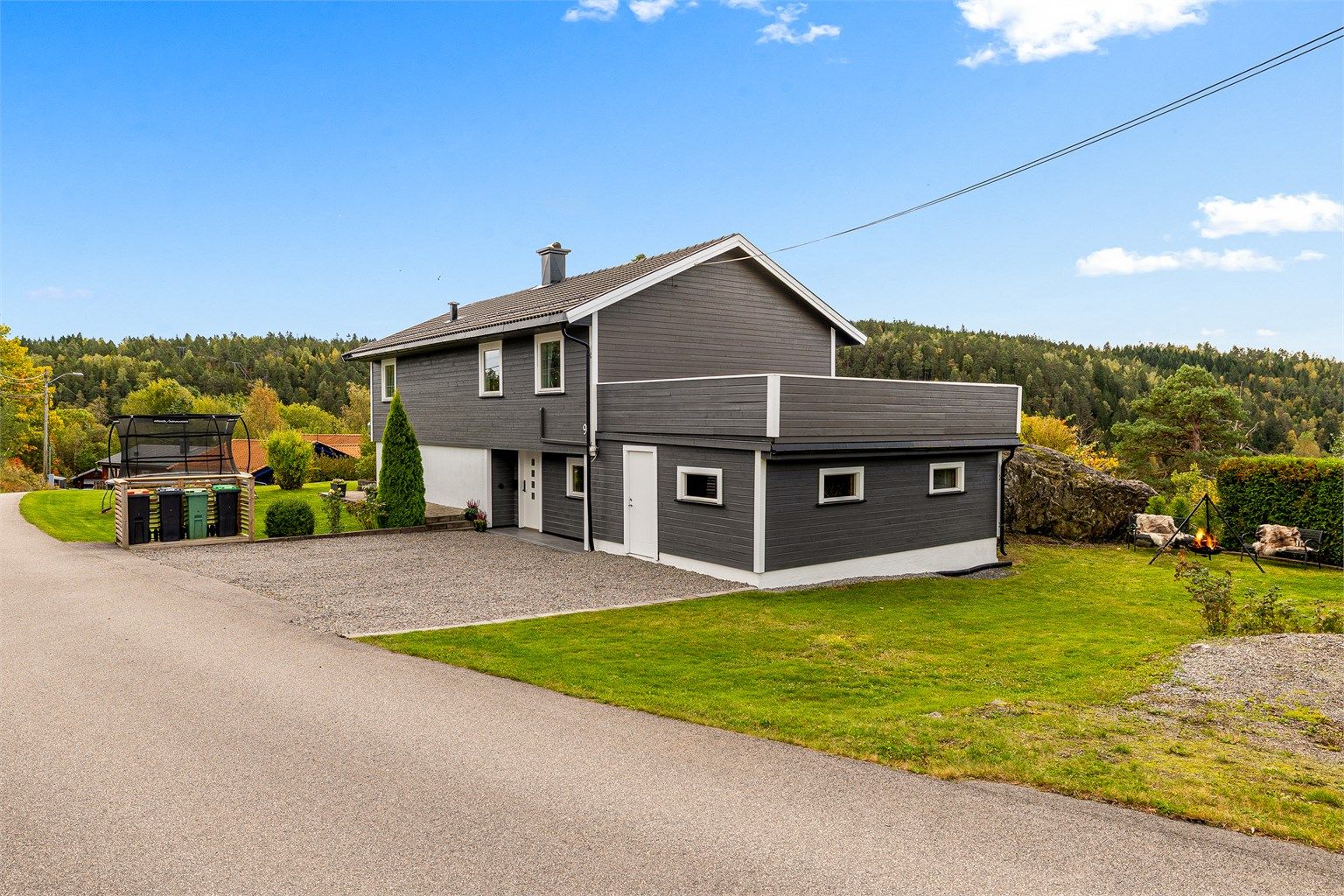 Det velholdte huset ligger nydelig til på en høyde med utsikt og gode solforhold. (Tilbygg med bod og terrasse over er trolig ikke omsøkt)
