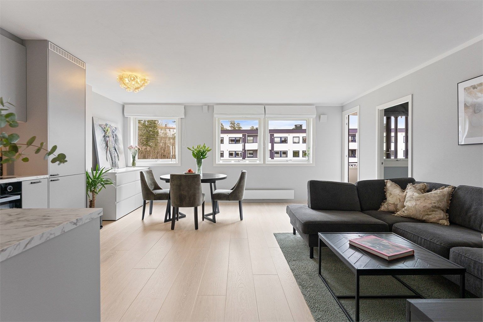 Rommet er lett å møblere og har en takhøyde på 2,35 meter.