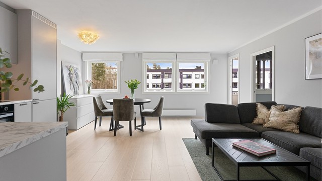 Rommet er lett å møblere og har en takhøyde på 2,35 meter.