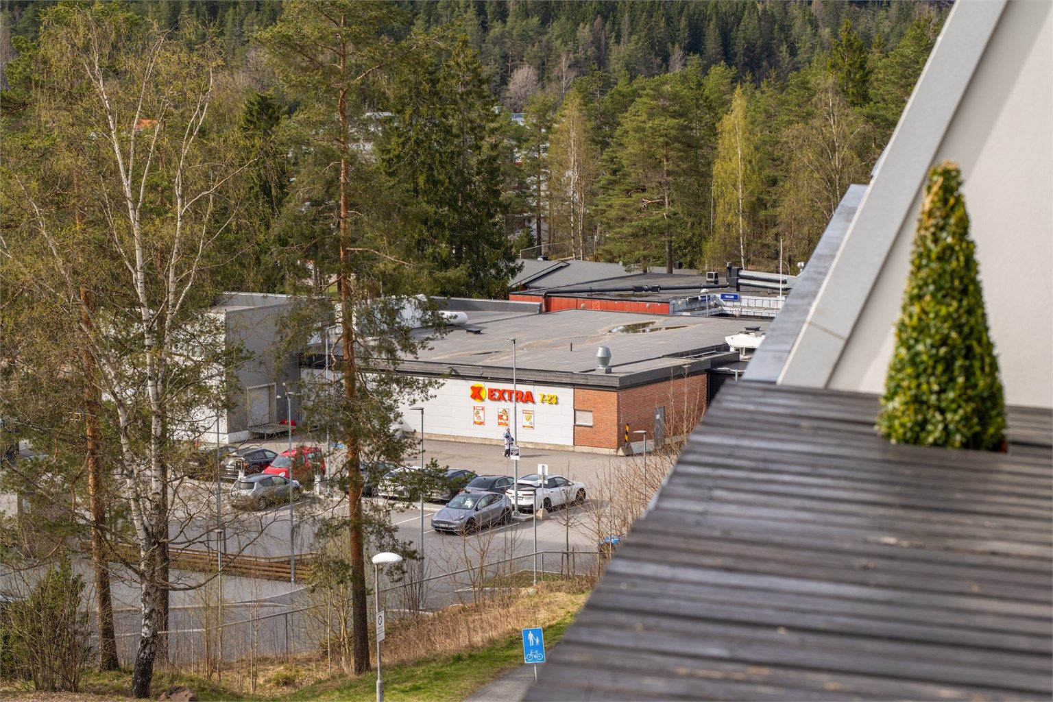 Coop Extra Vestli ligger kun få minutters gange fra boligen, noe som gjør hverdagslogistikken enkel.