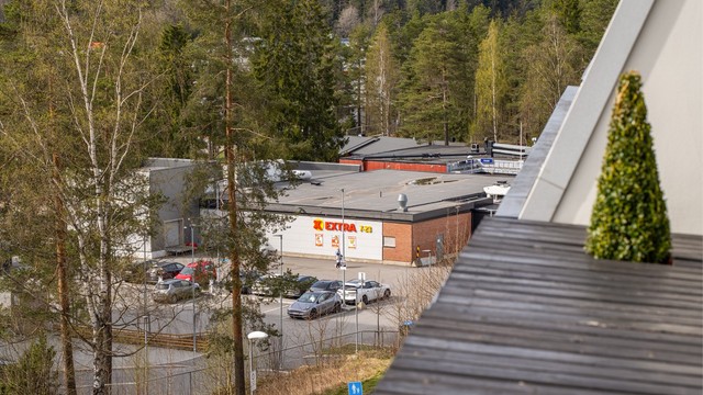 Coop Extra Vestli ligger kun få minutters gange fra boligen, noe som gjør hverdagslogistikken enkel.