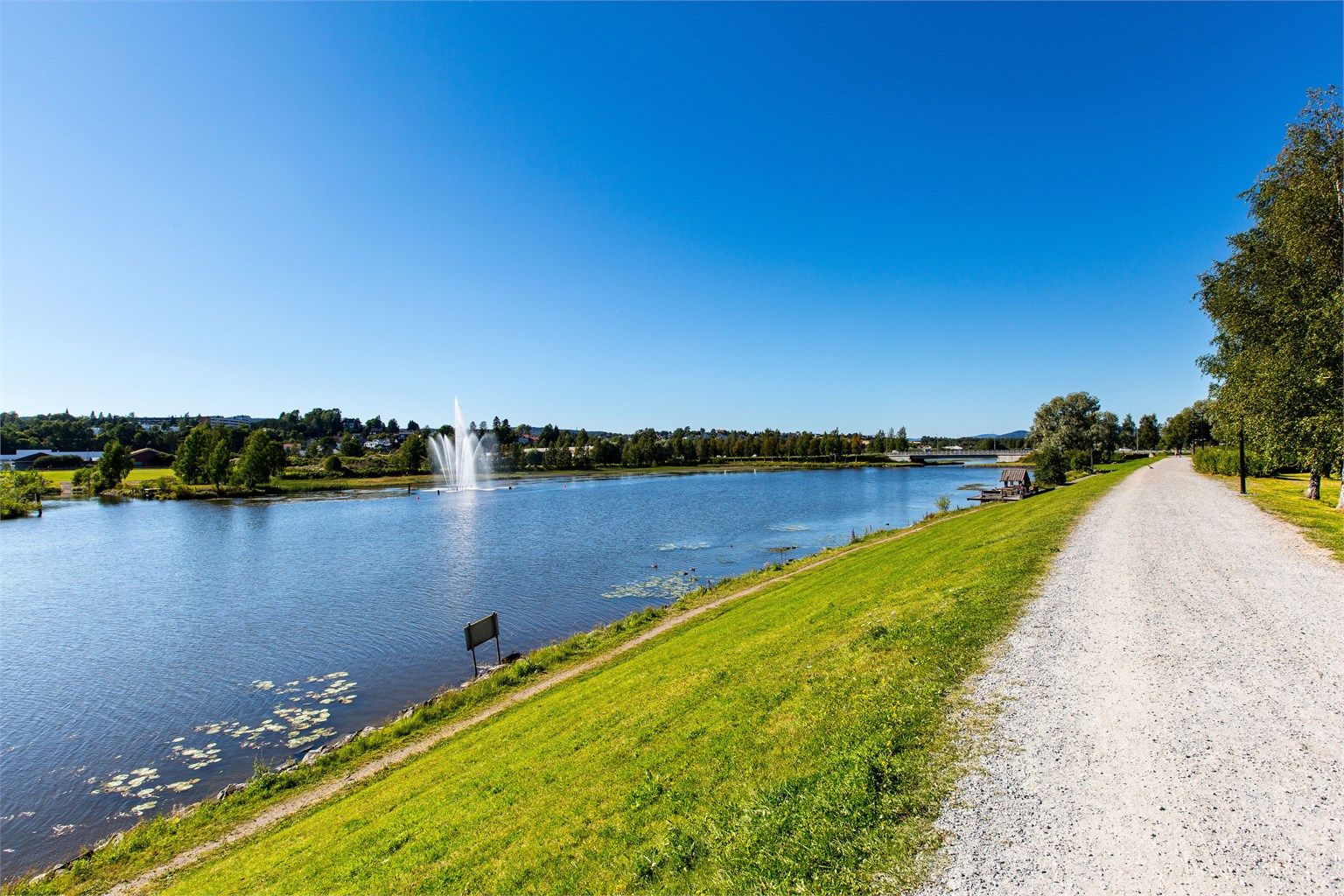 Flotte turstier og rekreasjonsområder langs Nitelva og strandpromenaden.