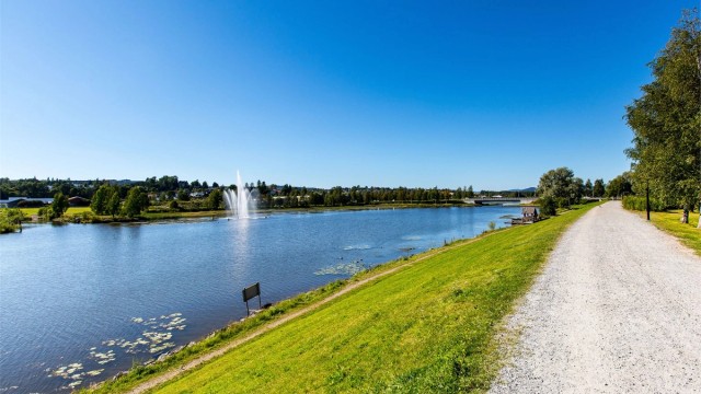 Flotte turstier og rekreasjonsområder langs Nitelva og strandpromenaden.