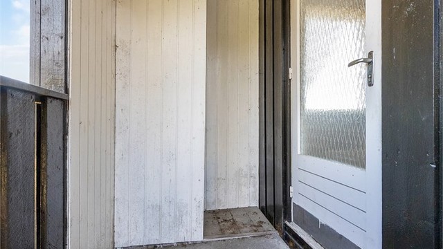 Praktisk, overbygget inngangsparti ved vaskeromsdøren.