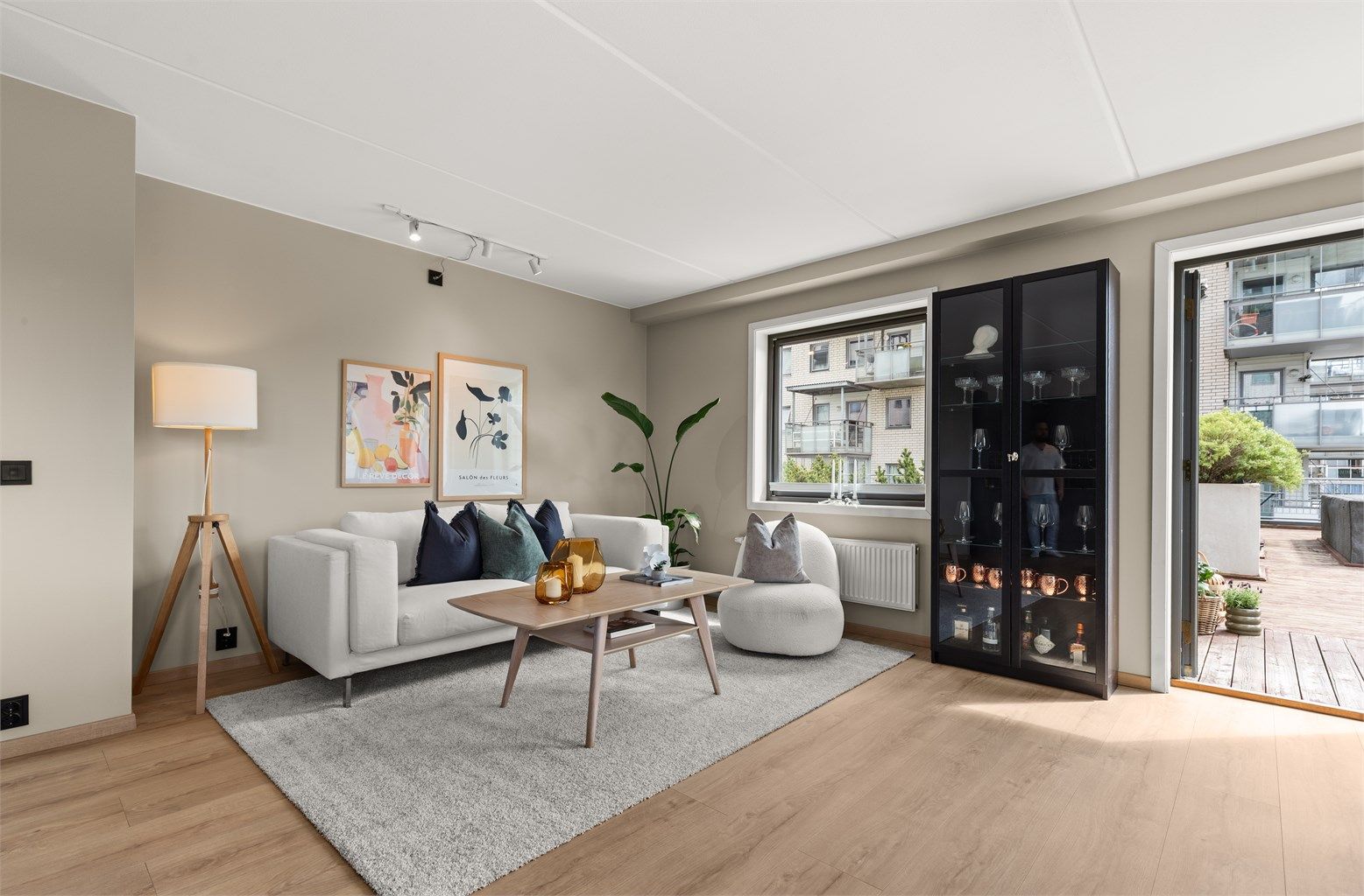 Innvendig møtes du av en lys atmosfære og moderne preg. 