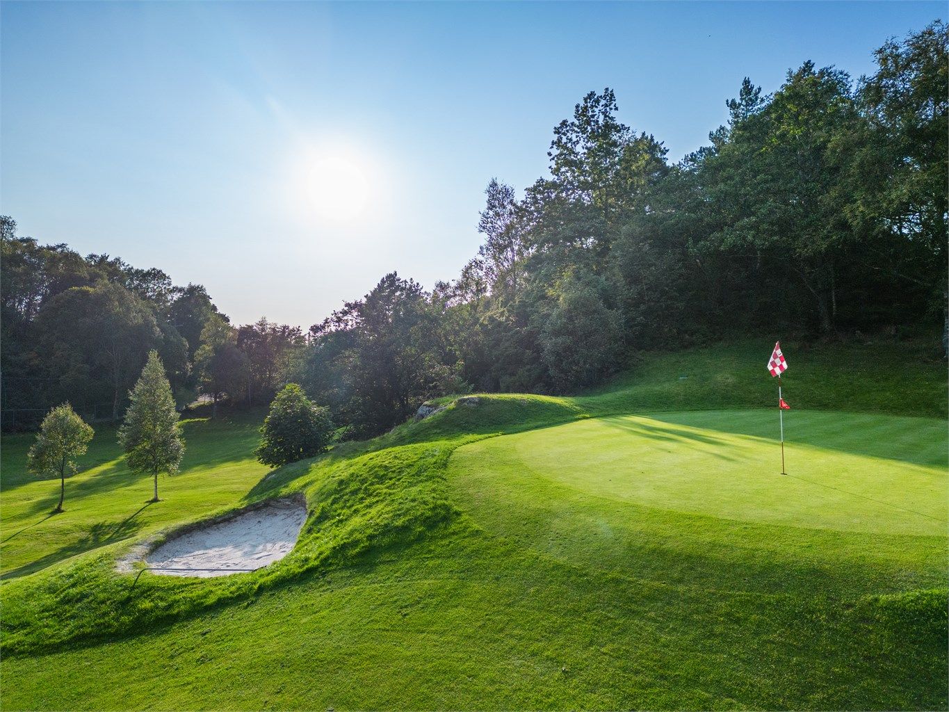 Golfbanen på Åstveit ligger kun en kort spasertur unna.