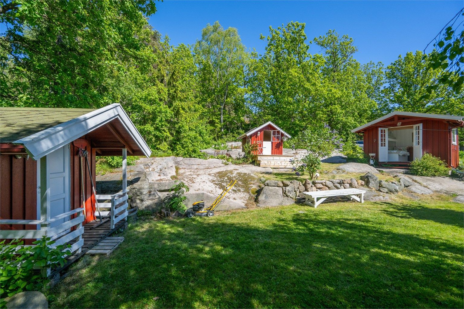 Hytta har en koselig atmosfære og de to anneksene gir ekstra plass for familie og venner.