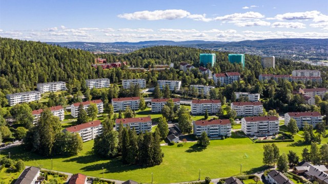 Boligen har en attraktiv og markanær beliggenhet, samtidig som det er kort vei til skoler, barnehager og et bredt servicetilbud.