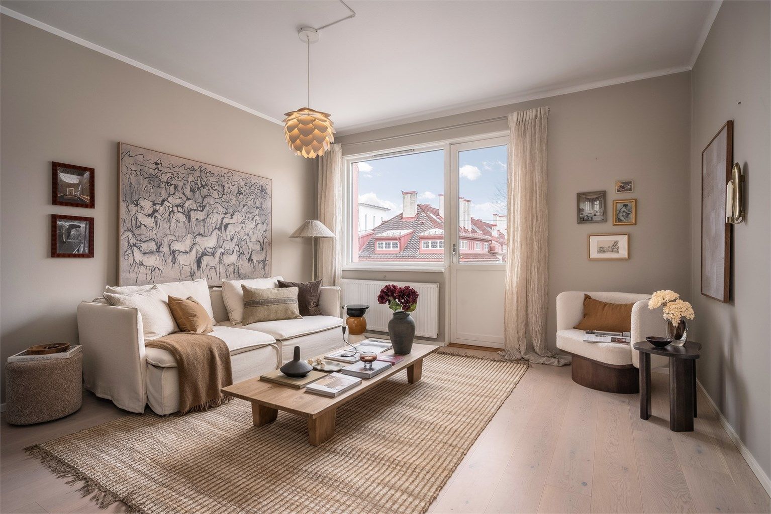 Leiligheten er gjennomgående holdt i nøytrale og tidsriktige nyanser.