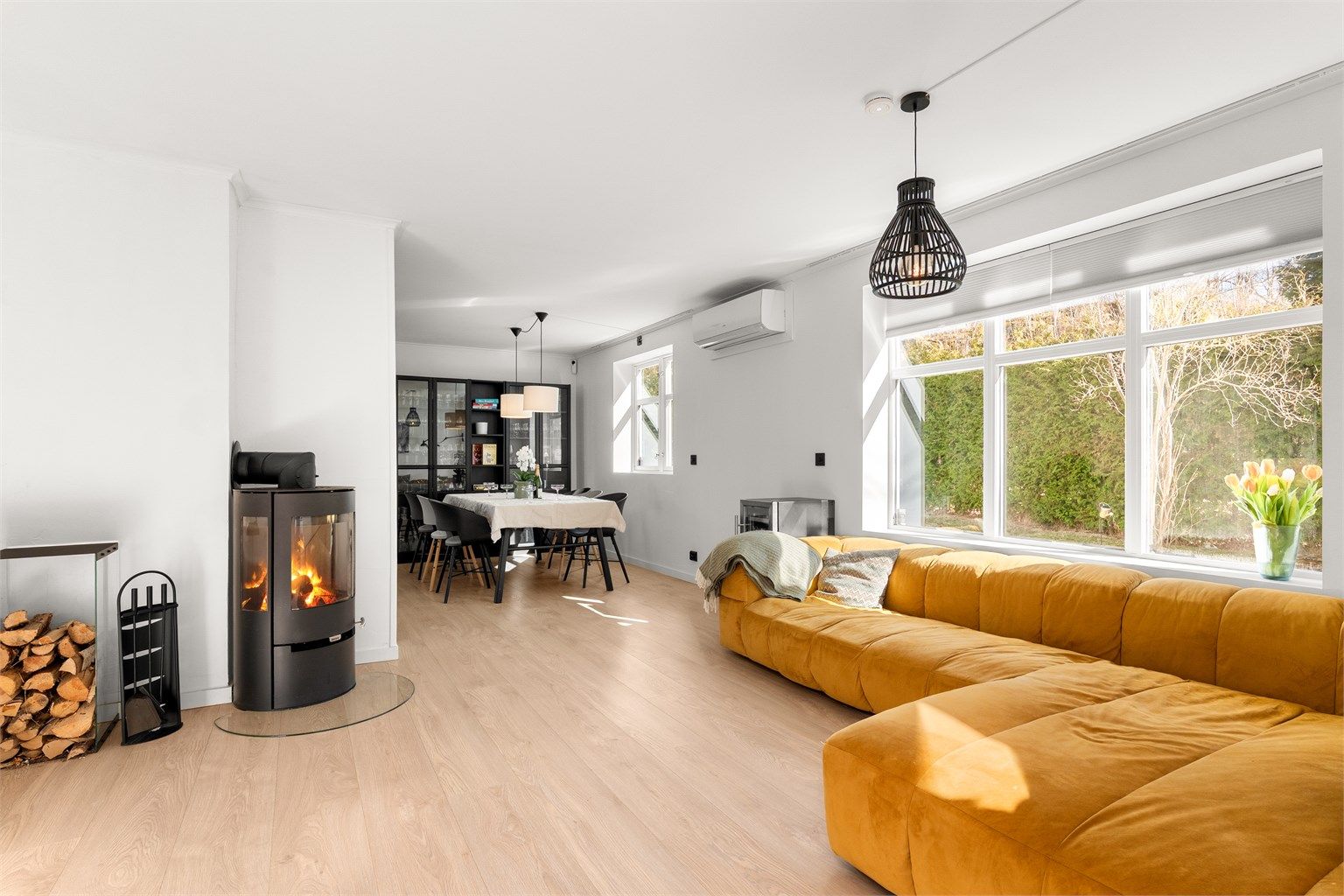 Alle rom er pusset opp i senere år, blant annet med nye overflater. Resultatet er et helhetlig, klassisk moderne uttrykk.
Fotograf; Kristoffer Kristiansen.