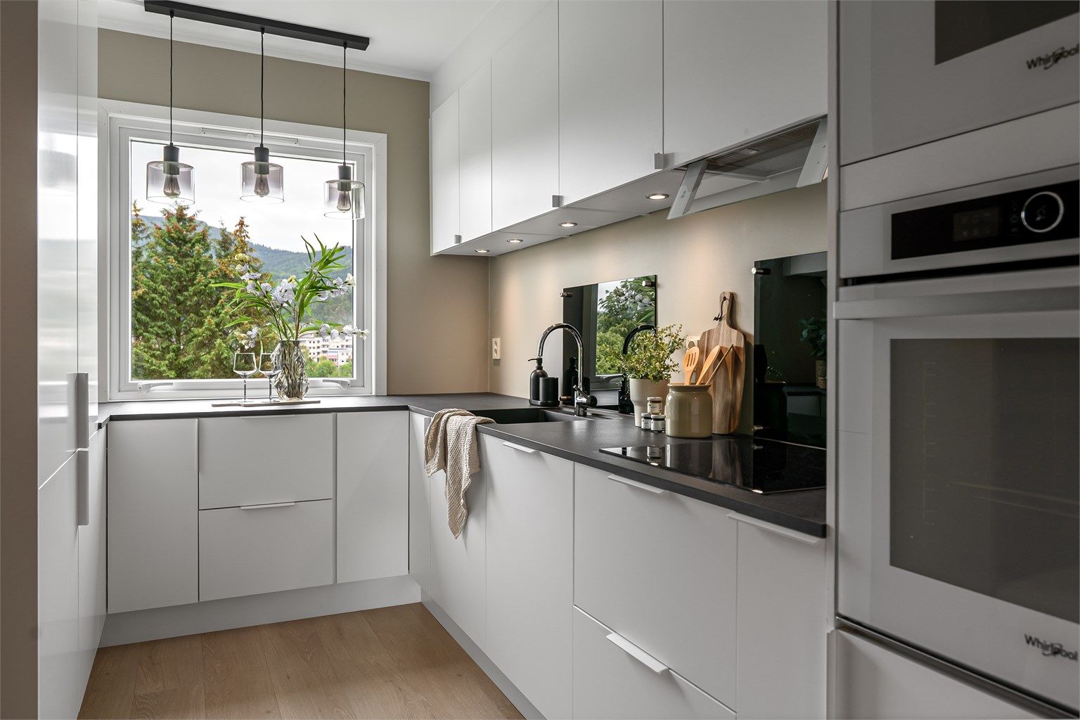 Boligen har nydelige, moderne vegg- og gulvflater samt lekkert kjøkken og bad