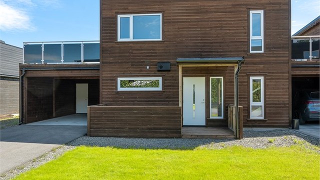 Opparbeidet plen på begge sider av boligen