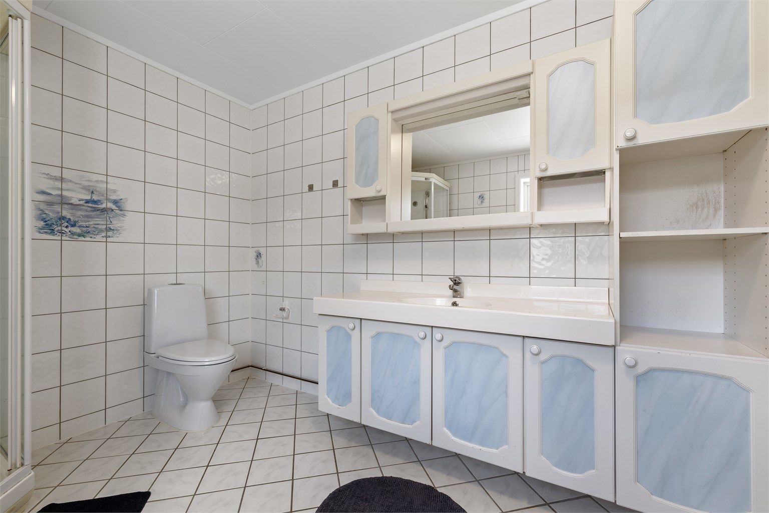 Planløsningen byr på et stort bad med opplegg for vaskemaskin.