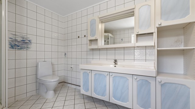 Planløsningen byr på et stort bad med opplegg for vaskemaskin.