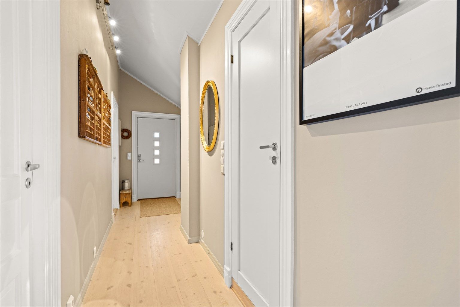 Entréen er lys og innbydende med god plass til å ta imot gjester. 