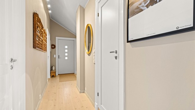 Entréen er lys og innbydende med god plass til å ta imot gjester.