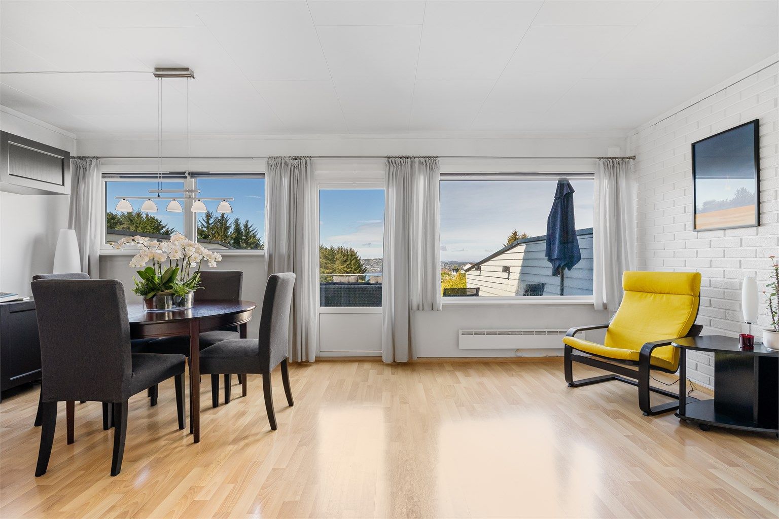 Lys og fin spisestue med store vindusflater som gir godt lysinnslipp. Utgang til hage og stor terrasse.