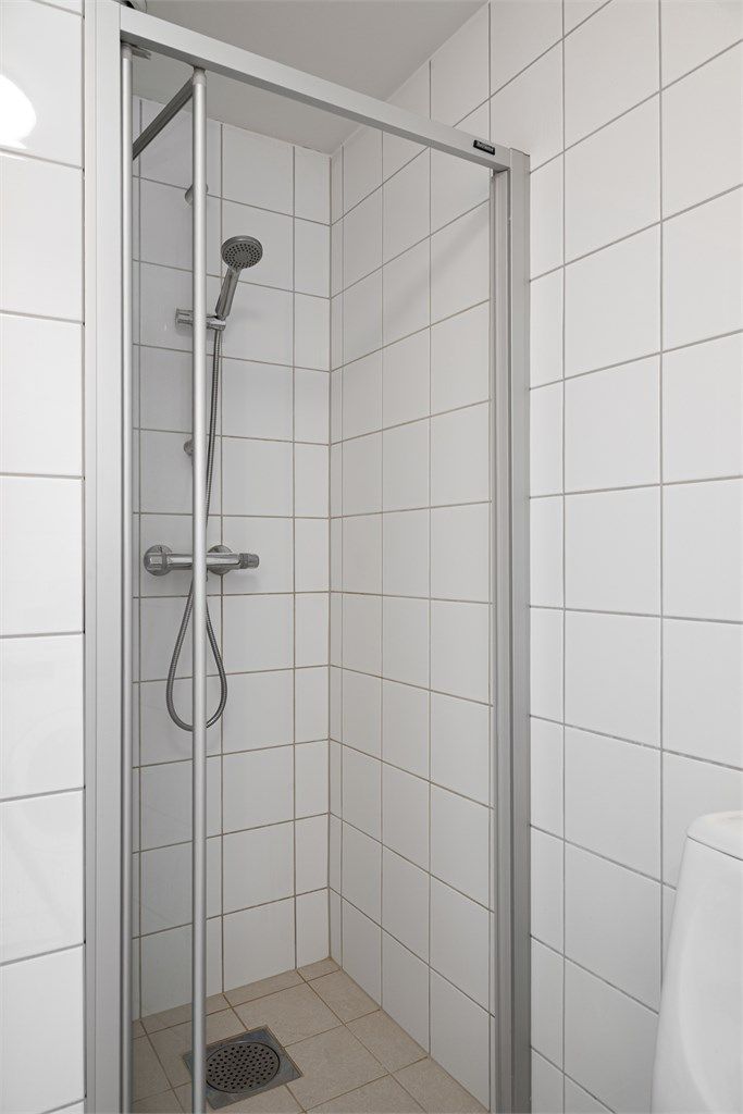 Innrednet med vask, wc, dusjnisje og opplegg for vaskemaskin og kondenstørketrommel. 