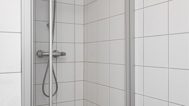 Innrednet med vask, wc, dusjnisje og opplegg for vaskemaskin og kondenstørketrommel.