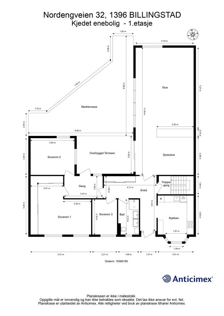 Plantegning for 1. etasje som viser tre soverom, bad, kjøkken og en romslig stue/spisestue.