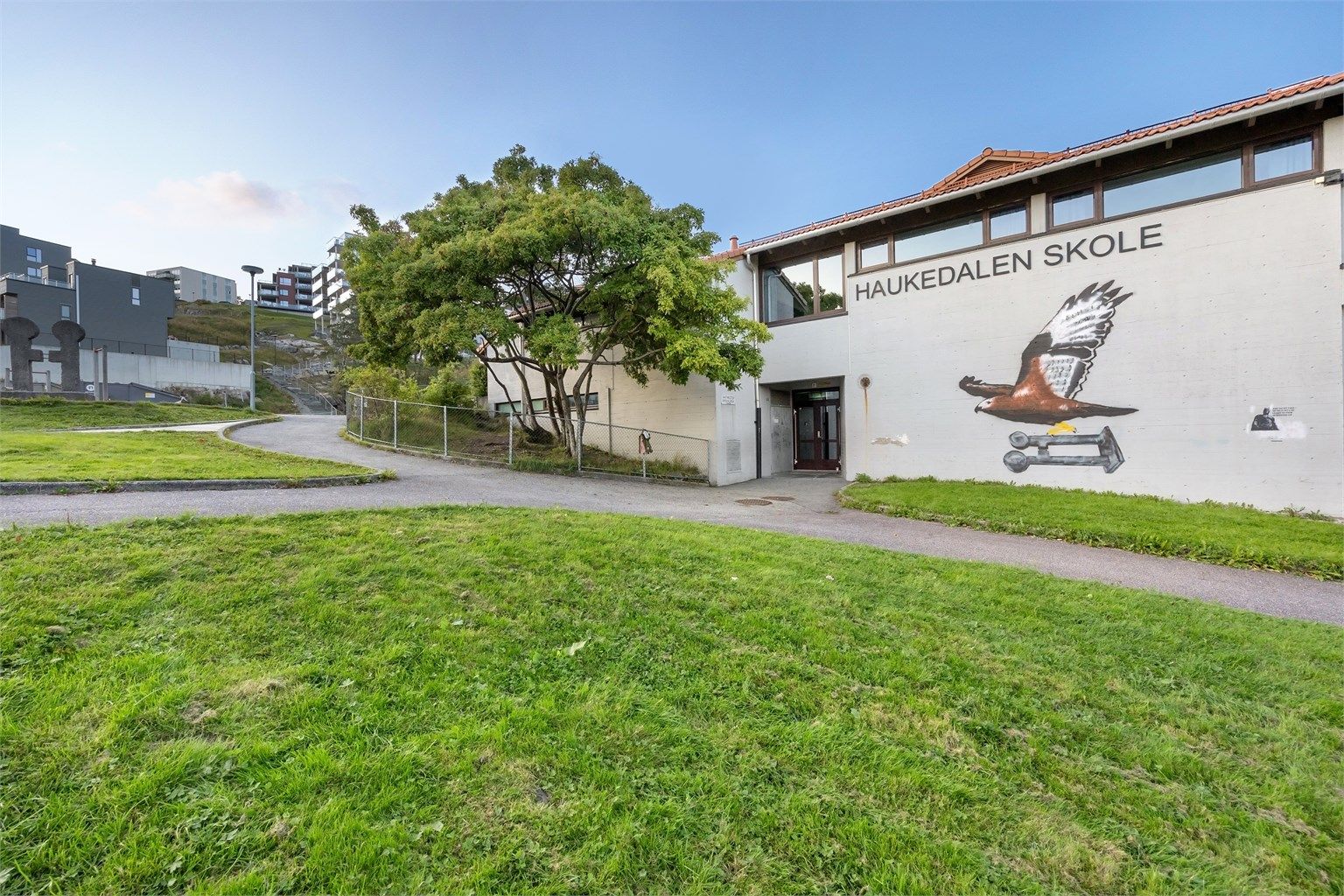 Haukedalen skole ligger med gangavstand fra boligen.